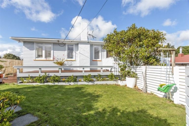 Photo of property in 24 Sylvan Crescent, Te Atatu South, Auckland, 0610