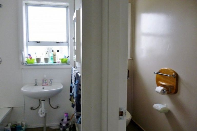 Photo of property in 18 Railway Street, Eltham, 4322