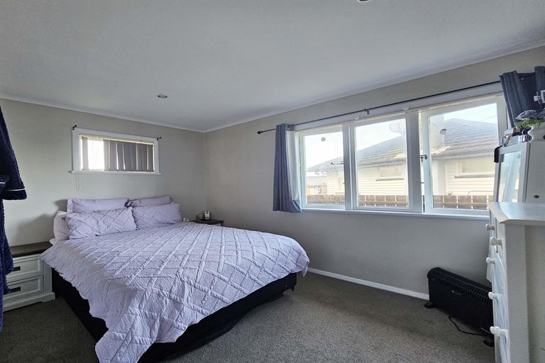 Photo of property in 24 Sutton Crescent, Papakura, 2110