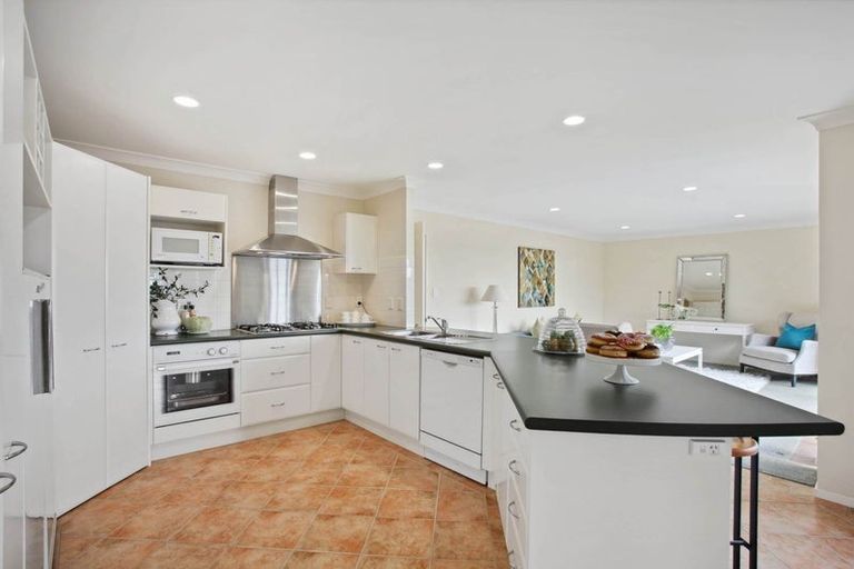 Photo of property in 11 Conacher Close, East Tamaki Heights, Auckland, 2016