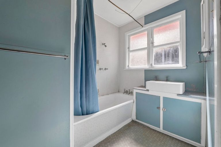 Photo of property in 71 Awanui Street, Merrilands, New Plymouth, 4312