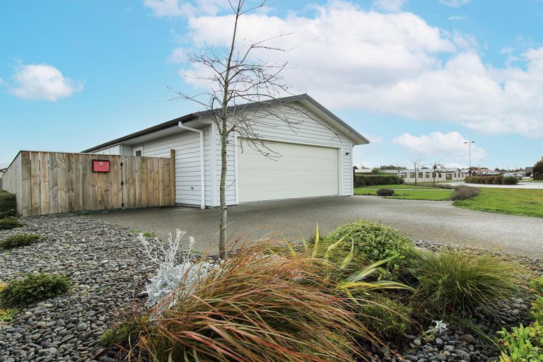 Photo of property in 2 Routhan Way, Carterton, 5713