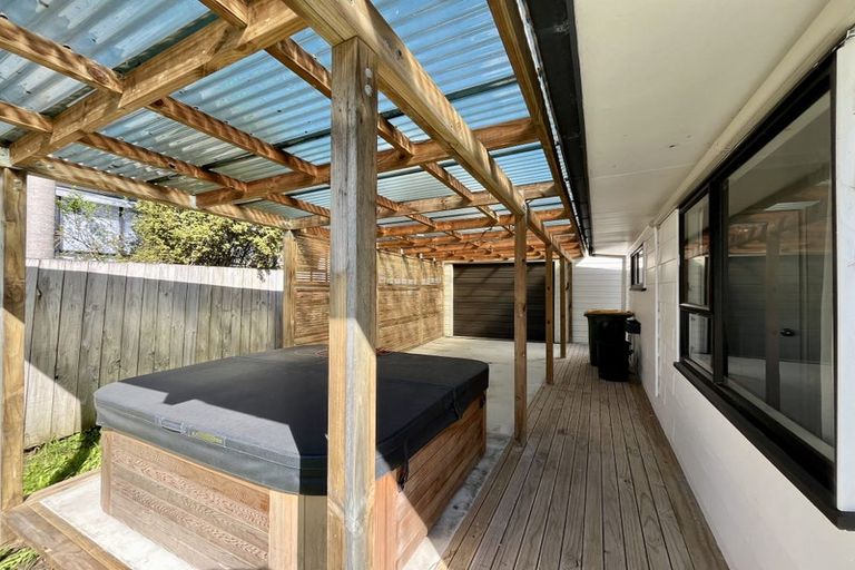 Photo of property in 2/2 Sevilla Place, Unsworth Heights, Auckland, 0632