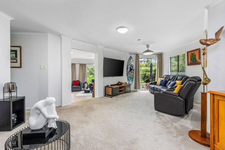 Photo of property in 5 Springwater Vale, Unsworth Heights, Auckland, 0632