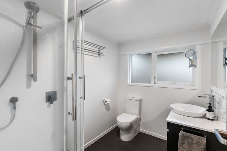 Photo of property in 19 Woodcote Drive, Glenfield, Auckland, 0629