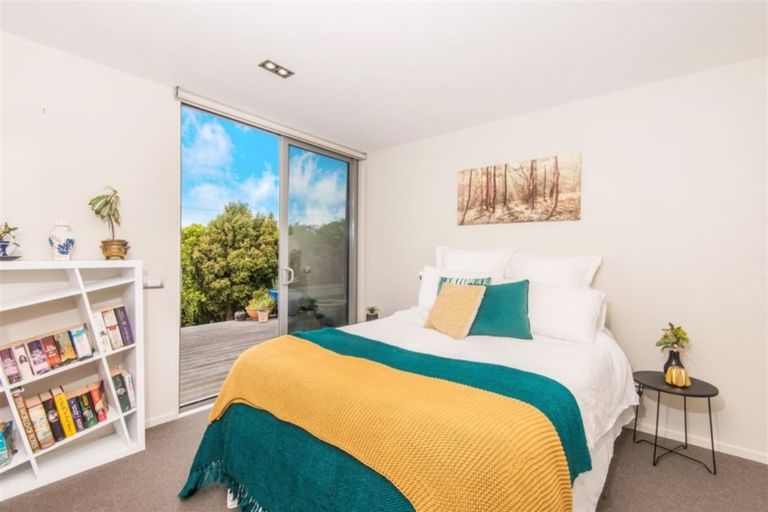 Photo of property in 6 Bendigo Grove, Newlands, Wellington, 6037