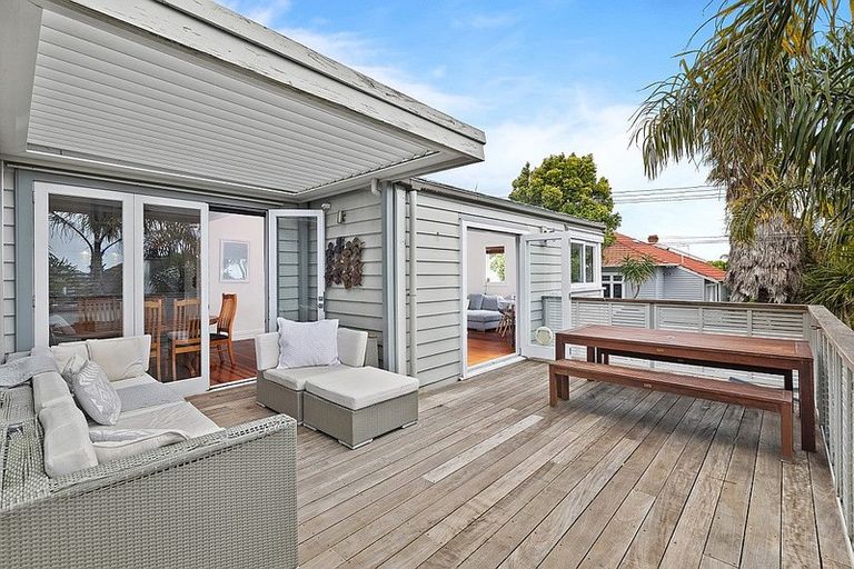 Photo of property in 1/47 Birkdale Road, Birkdale, Auckland, 0626
