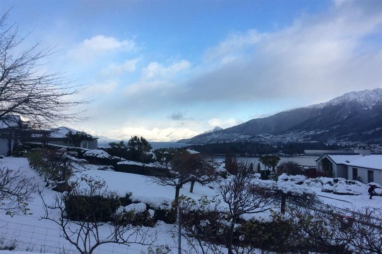 Photo of property in 14 Milward Place, Kelvin Heights, Queenstown, 9300