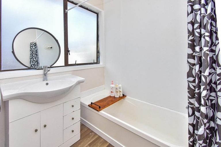 Photo of property in 1/44 Taitimu Drive, Weymouth, Auckland, 2103