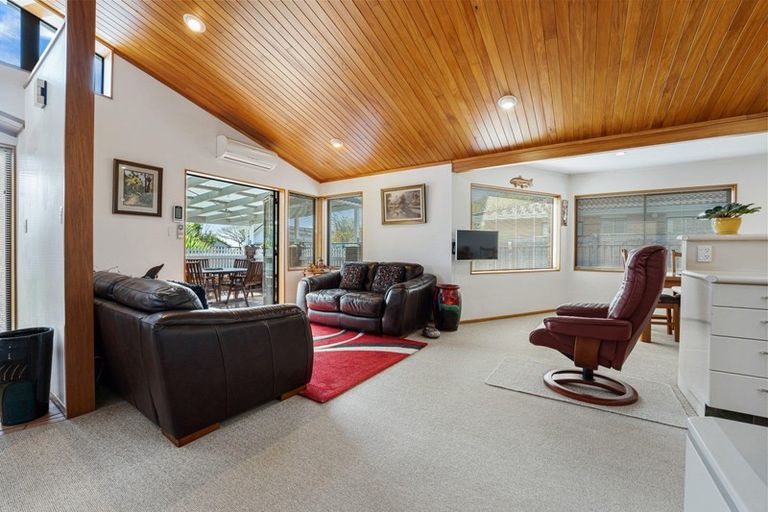 Photo of property in 8 Argyle Place, Highlands Park, New Plymouth, 4312