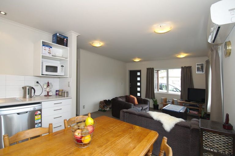 Photo of property in 15a Lyndfield Lane, Newlands, Wellington, 6037