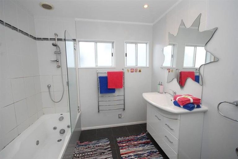 Photo of property in 2/28 Noeleen Street, Glenfield, Auckland, 0629