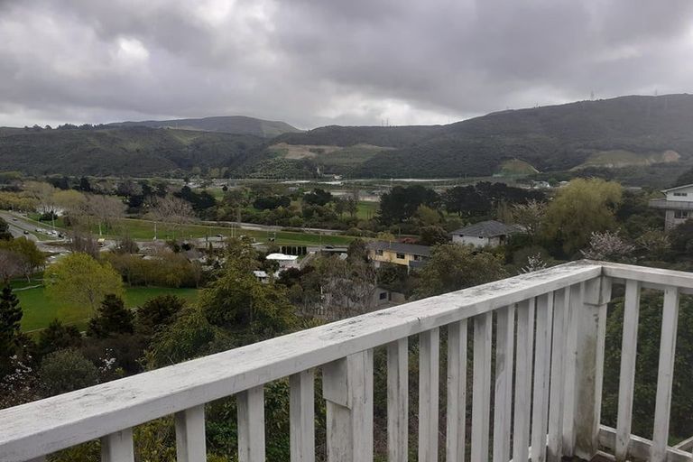 Photo of property in 32 Castle Crescent, Stokes Valley, Lower Hutt, 5019