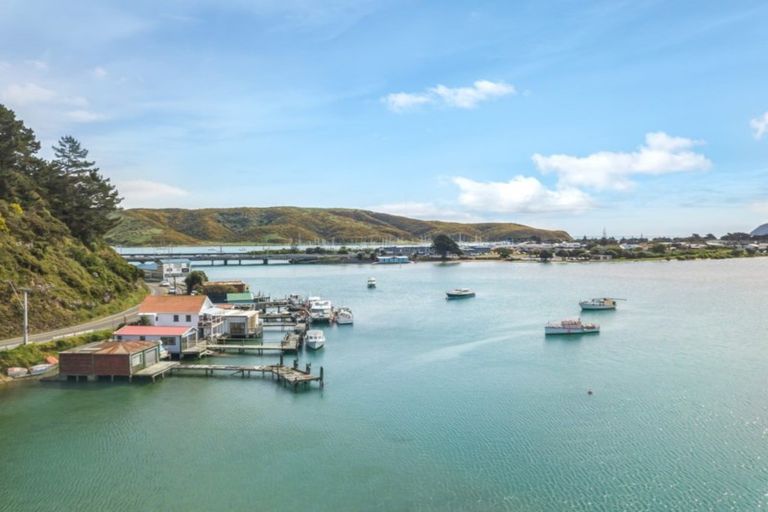 Photo of property in 102 Paremata Road, Paremata, Porirua, 5024