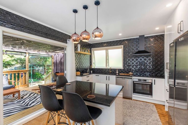 Photo of property in 8 Kashmir Road, Glen Eden, Auckland, 0602