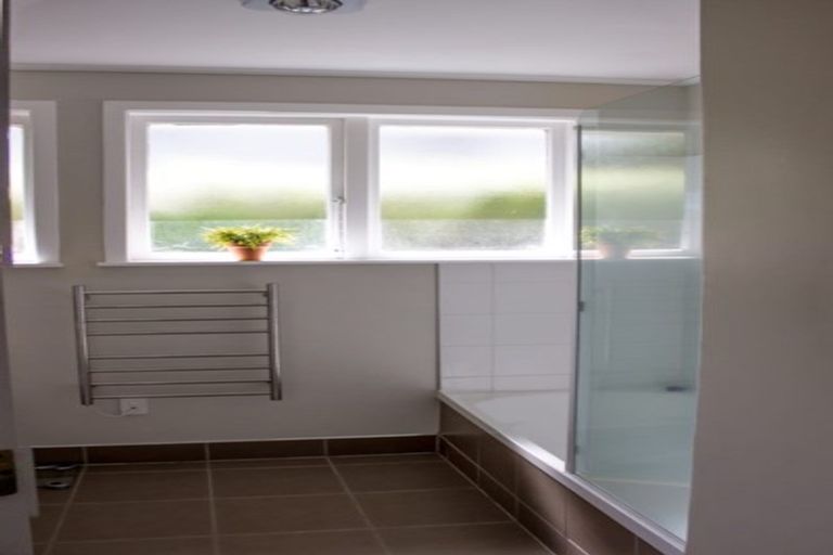 Photo of property in 1/22 Coroglen Avenue, Birkenhead, Auckland, 0626