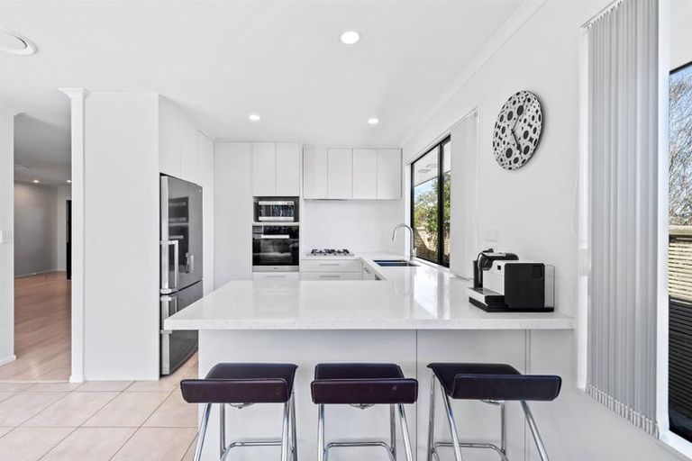 Photo of property in 11 Hugh Green Drive, Pinehill, Auckland, 0632