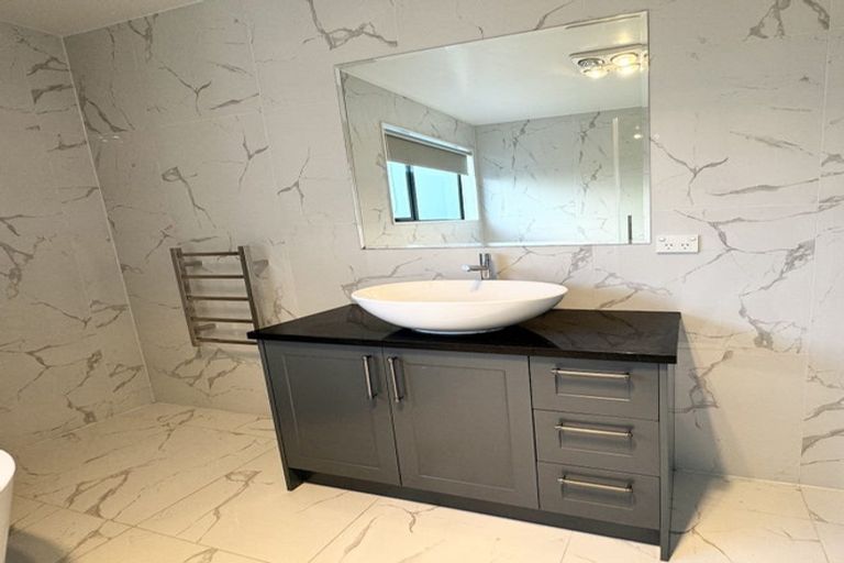 Photo of property in 6b St Catherine Crescent, West Harbour, Auckland, 0618