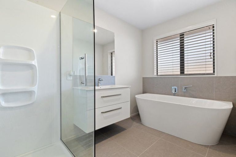 Photo of property in 130 Shillingford Boulevard, Rolleston, 7615