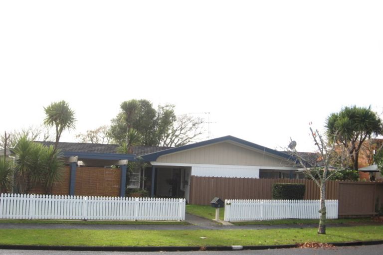 Photo of property in 2 Frank Place, Hillpark, Auckland, 2102