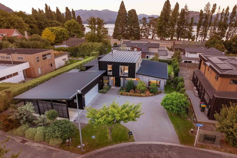 Photo of property in 5 Jessies Crescent, Wanaka, 9305