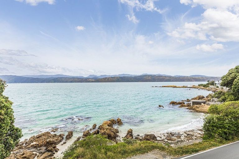 Photo of property in 385 Karaka Bay Road, Karaka Bays, Wellington, 6022