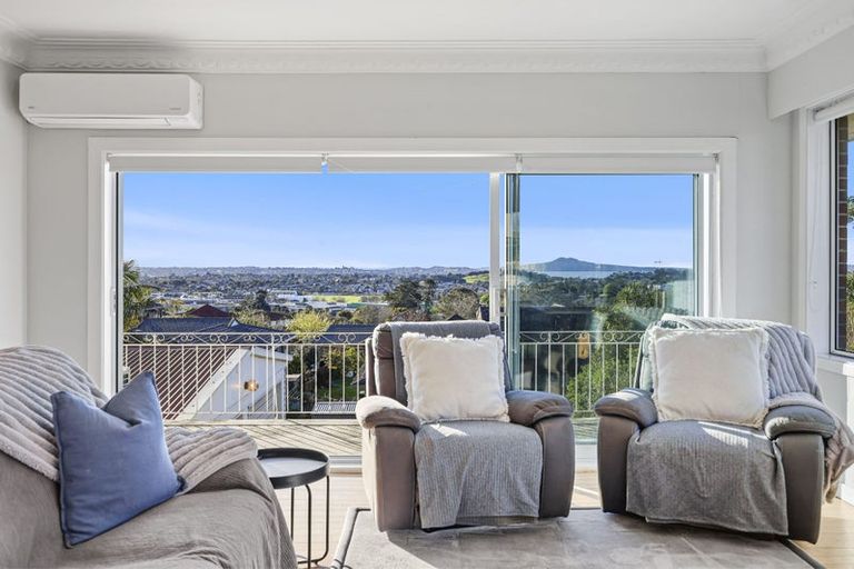 Photo of property in 73 Bradbury Road, Botany Downs, Auckland, 2010