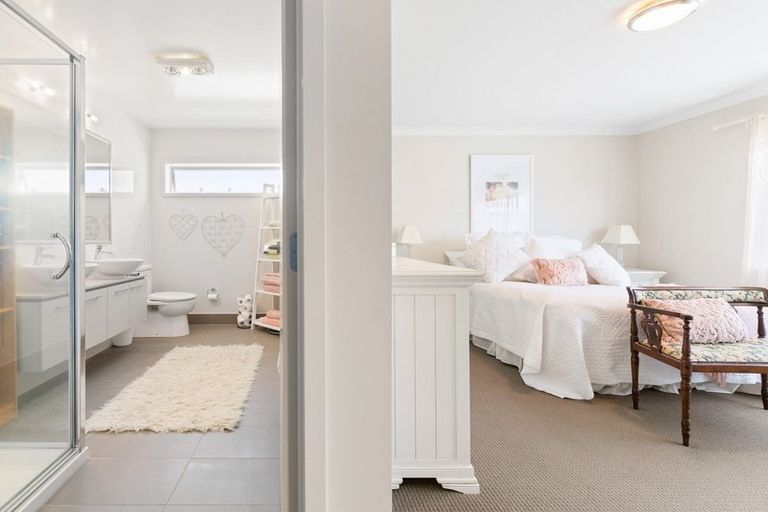 Photo of property in 8 Kensington Drive, Orewa, 0931