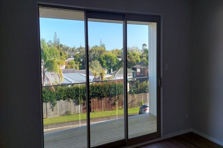 Photo of property in 1b Taupiko Place, Green Bay, Auckland, 0604