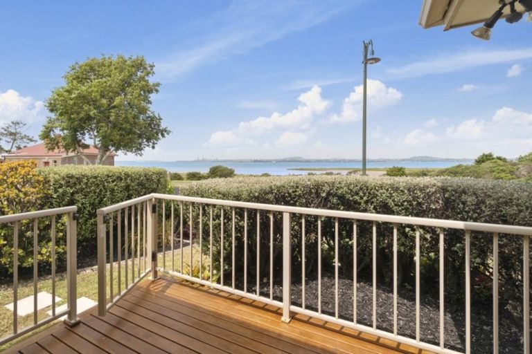 Photo of property in 14 Longbush Road, Te Atatu Peninsula, Auckland, 0610