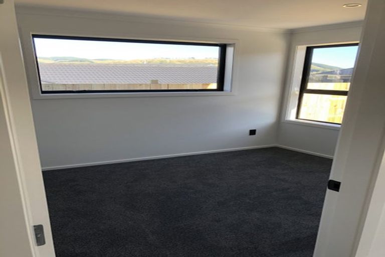 Photo of property in 2 Opaoa Way, Aotea, Porirua, 5024