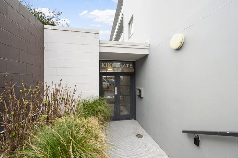 Photo of property in Kingsgate Flats, 10 Austin Street, Mount Victoria, Wellington, 6011