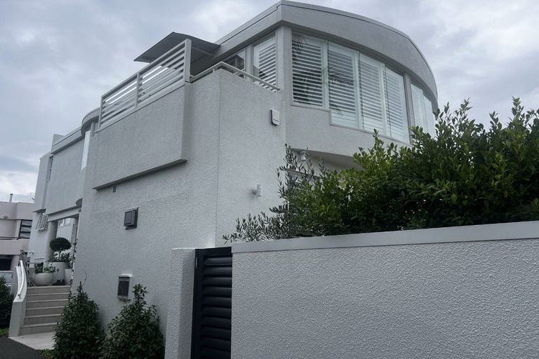 Photo of property in 1/2 Holiday Road, Milford, Auckland, 0620