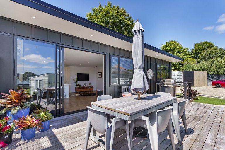 Photo of property in 45 Kiwi Esplanade, Mangere Bridge, Auckland, 2022
