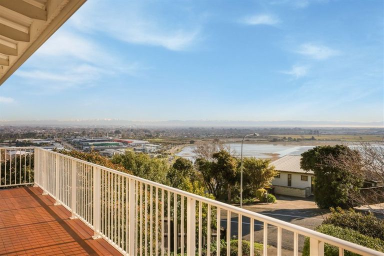 Photo of property in 40 Cannon Hill Crescent, Mount Pleasant, Christchurch, 8081