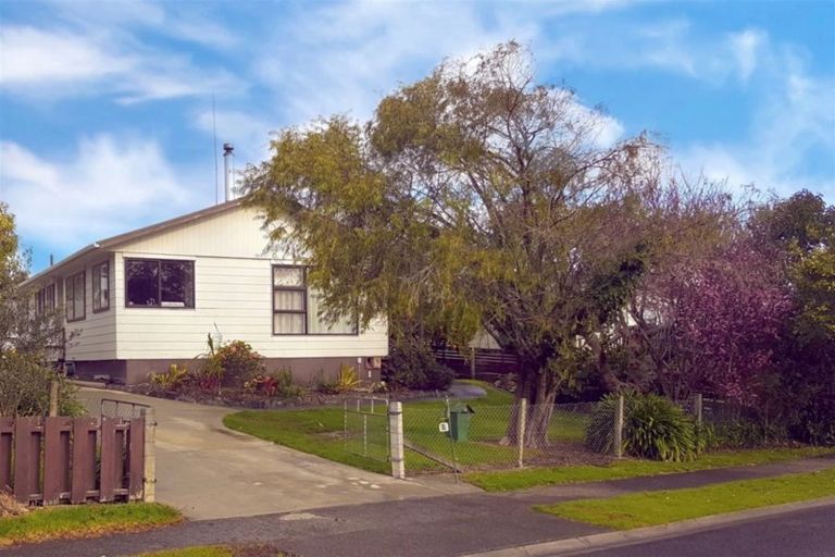 Photo of property in 13 Fernleigh Avenue, Waiuku, 2123