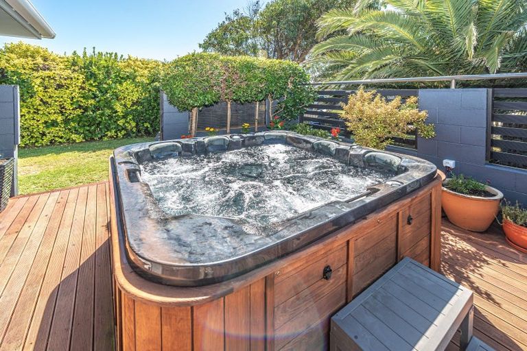 Photo of property in 18 Golf Vue Place, Castlecliff, Whanganui, 4501