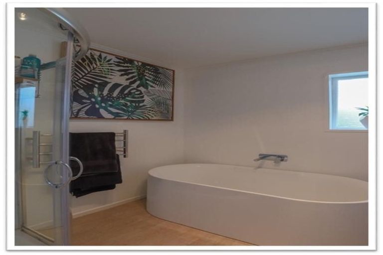 Photo of property in 9 Gregg Place, Sunnyvale, Auckland, 0612