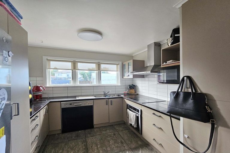 Photo of property in 24 Sutton Crescent, Papakura, 2110