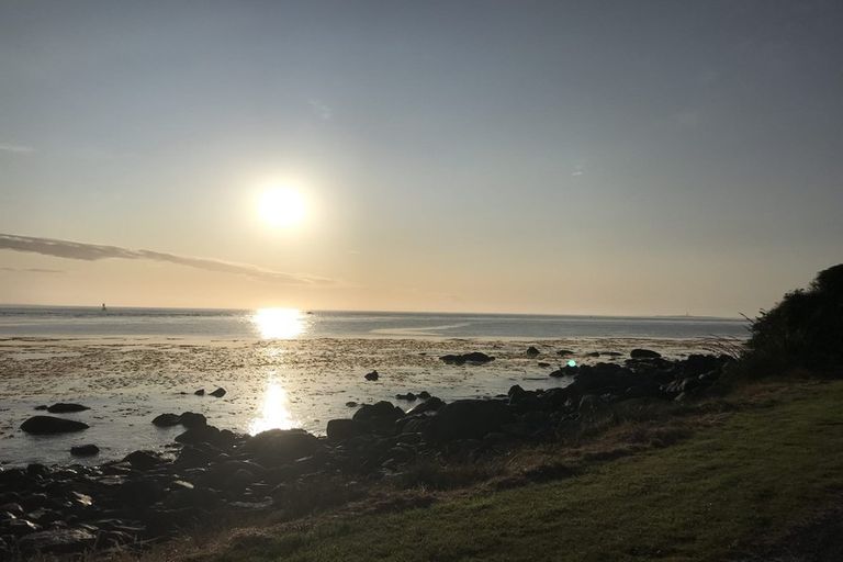 Photo of property in 100 Marine Parade, Bluff, 9814