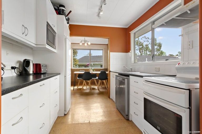 Photo of property in 30 Waari Avenue, Sunnyvale, Auckland, 0612