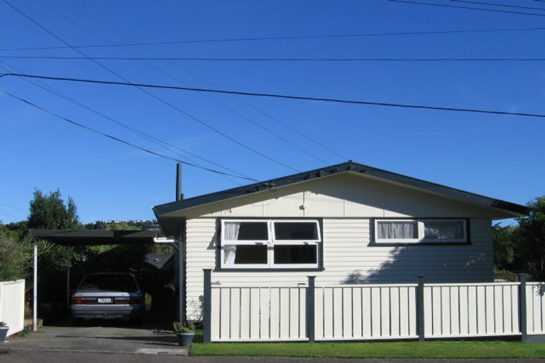 Photo of property in 18 Catherine Crescent, Paparangi, Wellington, 6037