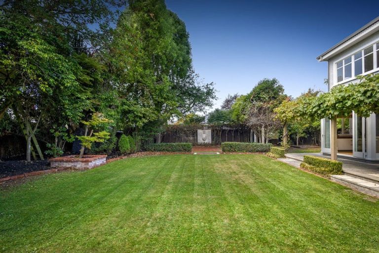 Photo of property in 166 Fendalton Road, Fendalton, Christchurch, 8052