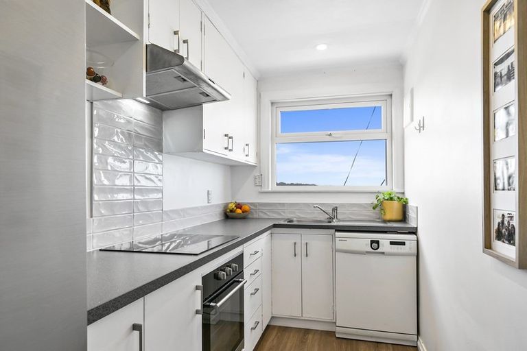 Photo of property in 112 Kelburn Parade, Kelburn, Wellington, 6012