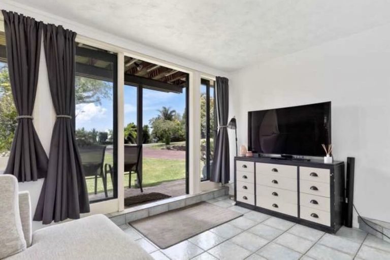 Photo of property in 2 Pine Hill Crescent, Browns Bay, Auckland, 0630