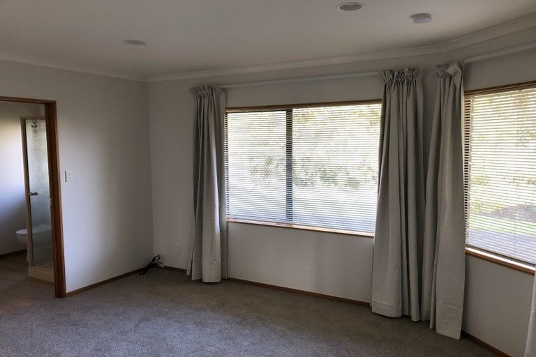 Photo of property in 18 Ruapehu Drive, Fitzherbert, Palmerston North, 4410
