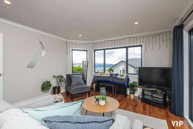 Photo of property in 79 Dress Circle, Newlands, Wellington, 6037