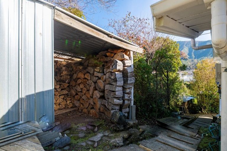 Photo of property in 17a Taranaki Street, Picton, 7220