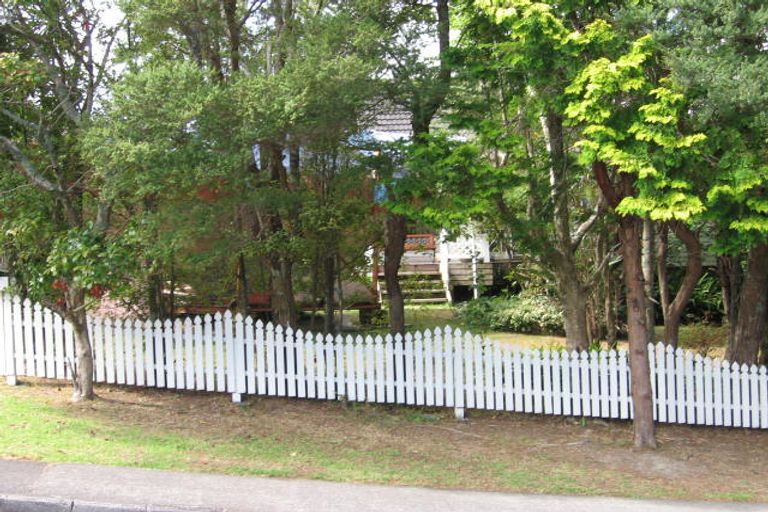 Photo of property in 28 Taupo Street, Green Bay, Auckland, 0604