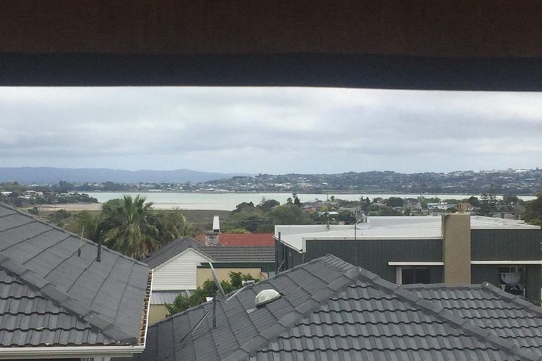 Photo of property in 2/19 Westwell Road, Belmont, Auckland, 0622